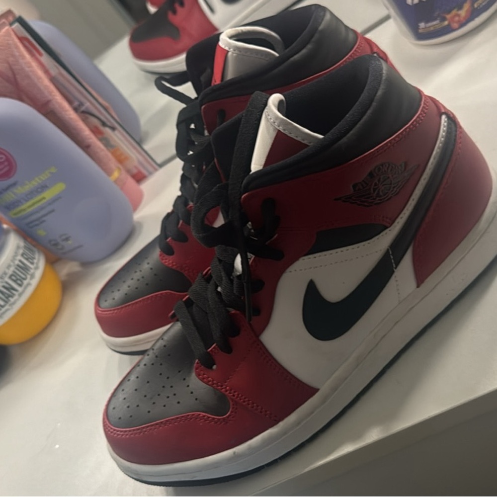 Air Jordan 1 Mid ‘Chicago Black Toe’